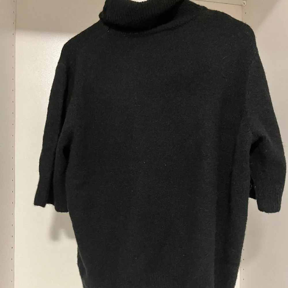 Superfin svart kortärmad stickad tröja med turtle neck💞storlek L men passar även M och S🙌Använd ett par fåtal gånger, super skönt material!. Tröjor & Koftor.