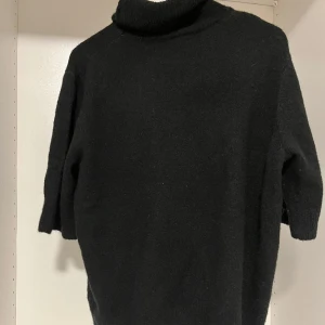 3/4 stickad tröja  - Superfin svart kortärmad stickad tröja med turtle neck💞storlek L men passar även M och S🙌Använd ett par fåtal gånger, super skönt material!