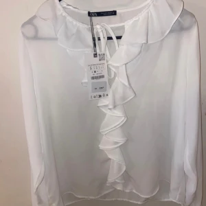Blus  - En super fin oanvänd blus ifrån zara. Säljer för 200kr