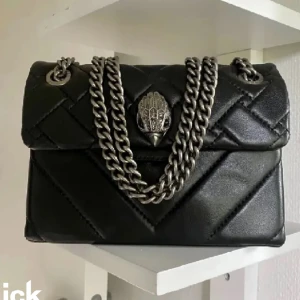 Kurt geiger väska - Skperfin väska från kurtgeiger, köpt för ca tre månader sen allstå inga defekter alls❤️ bilden är lånad skriv för egna!!❤️❤️ nypriset är 2025kr❤️