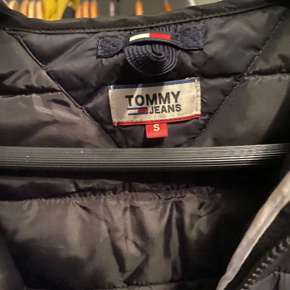 Säljer min gamla Tommy Hilfiger jacka som passar perfekt till vår eller höst. Den har en luva. Jackan finns inte kvar men köpte för ca 1200kr. Inga defekter eller skador . Jackor.