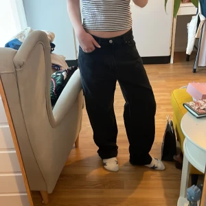 Weekday jeans - Svarta baggy jeans från weekday, aldrig använda då de inte passade mig, pris kan förhandlas💕