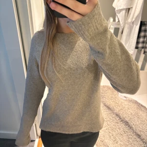 Stickad tröja - Snygg beige stickad tröja 🙌🏼💞
