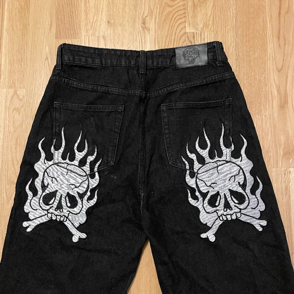 skitsnygga ed hardy jeans, använda bara ett fåtal gånger så är i stort sätt i nyskick. 80 cm innerbenslängd & 40 cm midjebredd, kom gärna privat om det finns frågor!🌟. Jeans & Byxor.