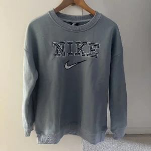 Nike Retro Sweatshirt  - Skitsnygg men använder tyvärr inte så ofta Jättebra skick och superbra kvalitet! Köpt i nyskick här på plick (Bild 1 och 3 är lånade) Den är i strl M men passar även bra på folk i strl S