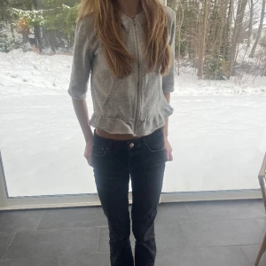 Trekvartsärmad tröja - Super fin och skön trekvartsärmad tröja med luva💕armarna är klippta själv, storlek 164 men skulle säga xs liten s