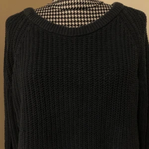 blå virkad tröja - säljer min mysiga hösttröja från Cubus som jag hade på mig mycket för två år sedan men fortfarande är i jättefint skick. som man ser på 3e bilden är det en liten tråd av garn som töjts ut men synns knappt o kan nog fixas lätt 🫶🏻 kontakta vid frågor 