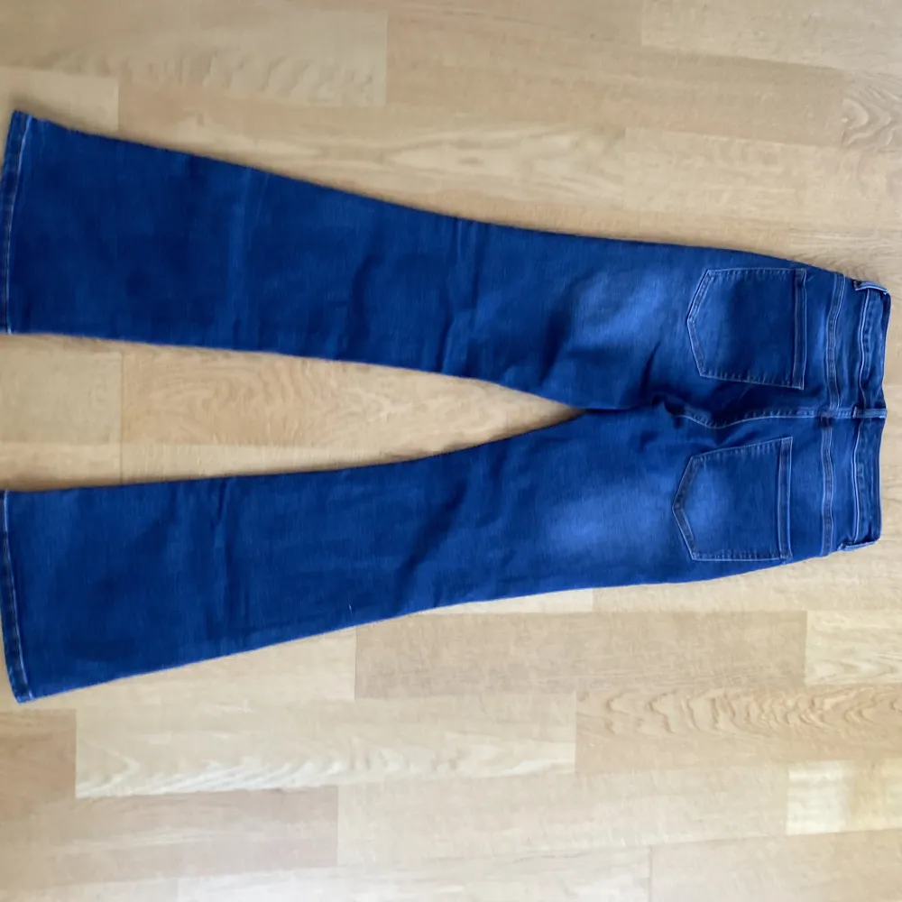 Säljer dessa jeans från Denim💕Köpt dom för 500kr men säljer dom för 350kr då jag aldrig använt dom och dom är i väldigt bra skick💗. Jeans & Byxor.