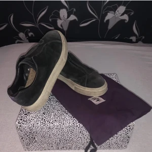 Eytys doja skor  - Eytys doja mocha skor i använt skick. Ser smutsiga ut på bilden men tvättar givetvis innan försäljning. Låda o dustbag ingår. Nypris 2500kr. Skick 6/10, sliten sula. Pris går att diskutera. 