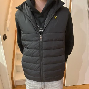 Lyle and scoot väst  - Tjenare jag säljer denna feta Lyke and scout västen för att jag behöver känna pengar. Den e Assar 12-14 åringar. Köpt för 700 säljer den för 400. Skriv om ni är intresserade ⭐️