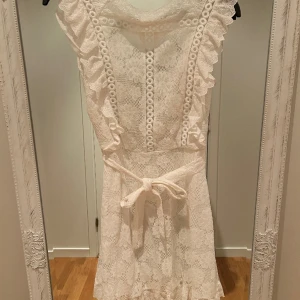 Studentklänning vit  - Jättefin vit klänning i spets. Använd endast en gång och därav i fint skick. Perfekt för studenten! Ordpris var ca 699kr