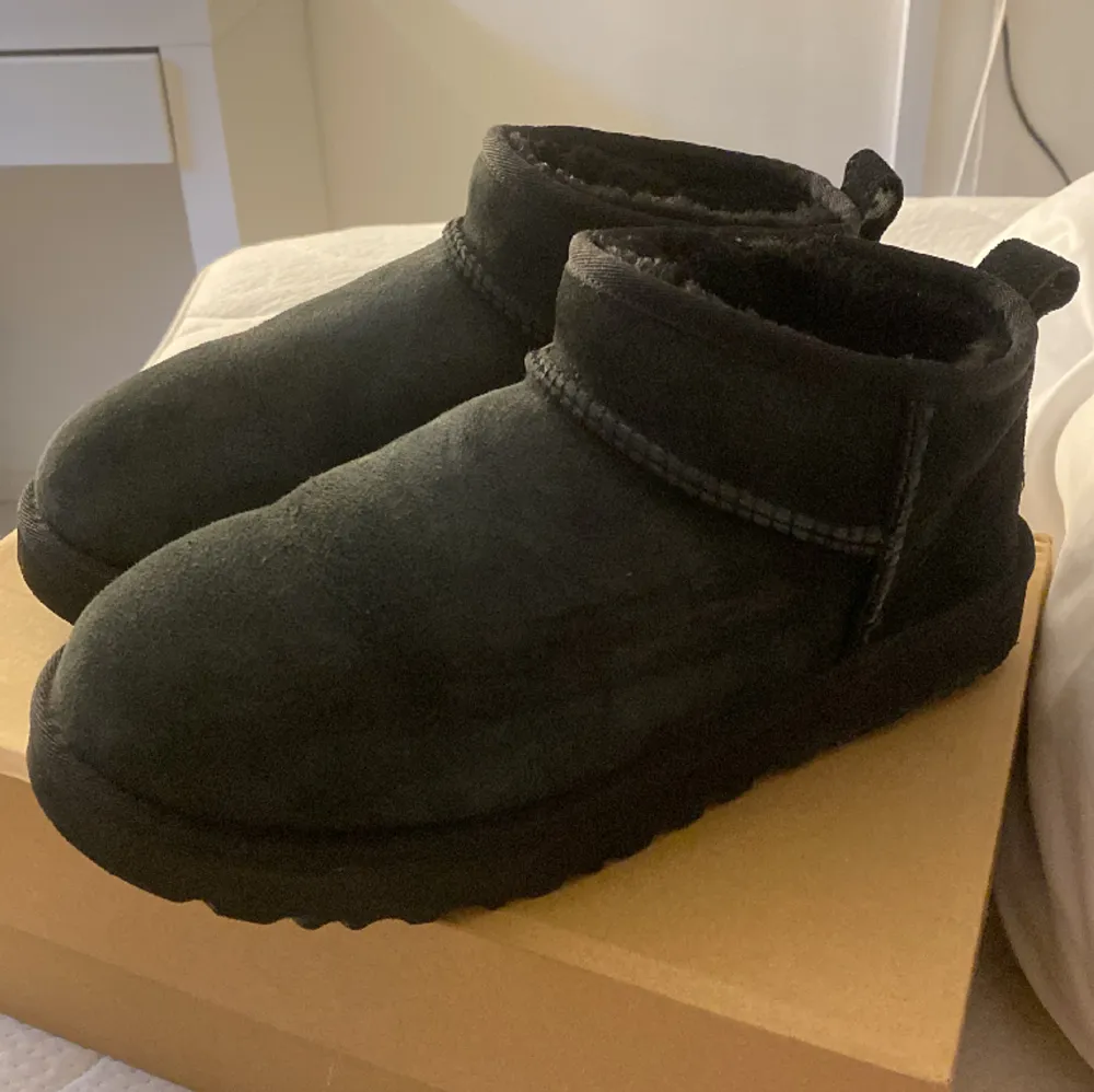 Säljer dessa uggs för de är förstora vill köpa andra. Storlek 40. . Skor.