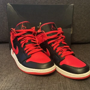 Jordan 1 mid Black/Fire red-White - Dem är använda 1 gång så det är topp kvalitet. Storlek 41. Pris kan diskuteras 