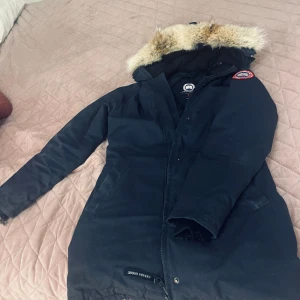 Canada goose M - M Canada goose Jacket har en liten reva vid handleden som visas på bilderna