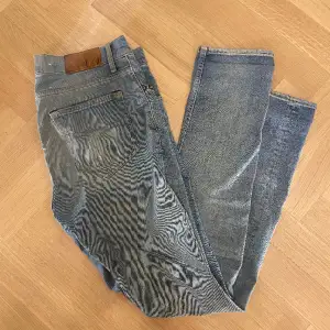 Hej! Säljer nu mina Jeans från märket Tiger Of Sweden , storlek 29/32 fint skick. Varan är givetvis äkta. Modellen är 180cm och väger 70kg Tveka inte på att höra av dig om du har frågor eller funderingar kring varan!