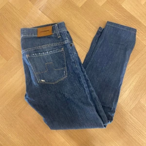 Jeans J.Lindeberg  - Hej! Säljer nu mina Jeans från märket J.Lindeberg , storlek 31/32 fint skick. Varan är givetvis äkta. Modellen är 180cm och väger 70kg Tveka inte på att höra av dig om du har frågor eller funderingar kring varan!