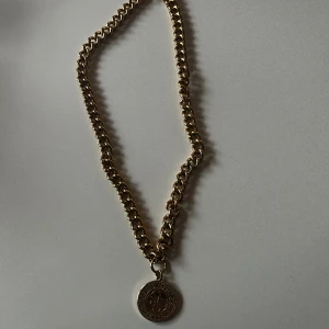 Halsband - Guldfärgat halsband från Guess som använts ett fåtal gånger. 