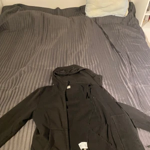 Cp company hoodie - Säker nu min cp company hoddie för att den inte passar mig, den passar S perfekt och skicket är 9,5/10