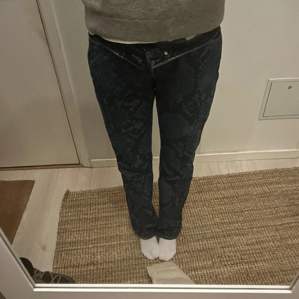 Weekday jeans. Ormmönstrade. . Jeans & Byxor.
