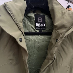 Jacka 8848 - Vind/regnjacka från 8848. Smal modell. Använd en gång.