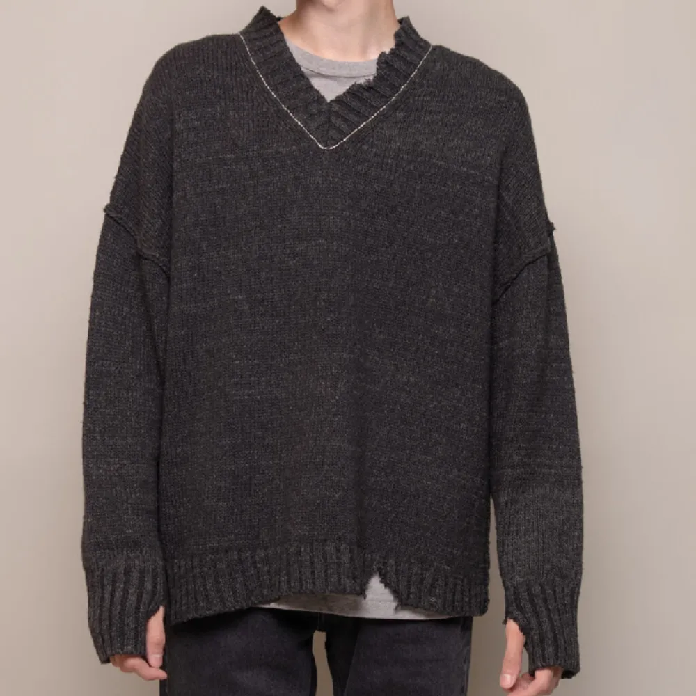 Distressed sweater / stickad tröja i färgen chestnut  Helt oanvänd med tag Storlek XS men oversize. Passar XS-L beroende på fit Unisex.  Nypris: 2.910 SEK. Stickat.