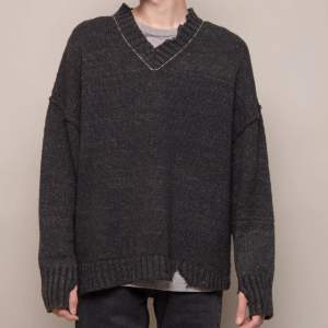 Distressed sweater / stickad tröja i färgen chestnut  Helt oanvänd med tag Storlek XS men oversize. Passar XS-L beroende på fit Unisex.  Nypris: 2.910 SEK