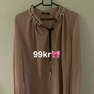 Colloseum Collection - Super fin rosa aktig tröja med pärl detaljer! 💓