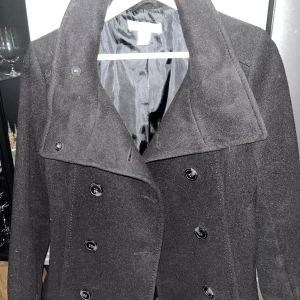 Jacka  - Jätte fin jacka. Svart kappa från h & m. Knappt använd. 