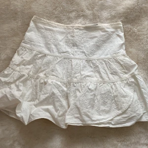 Zara kjol - Jätte fin zara kjol som ej går att köpa längre, nypris 300men mitt pris är 160, knappast använd så därför i bra skick. Storlek M men skulle säga att den passar både S och M då den är flexibel på baksidan OBS köpare står för frakt Betalning sker via swish😇