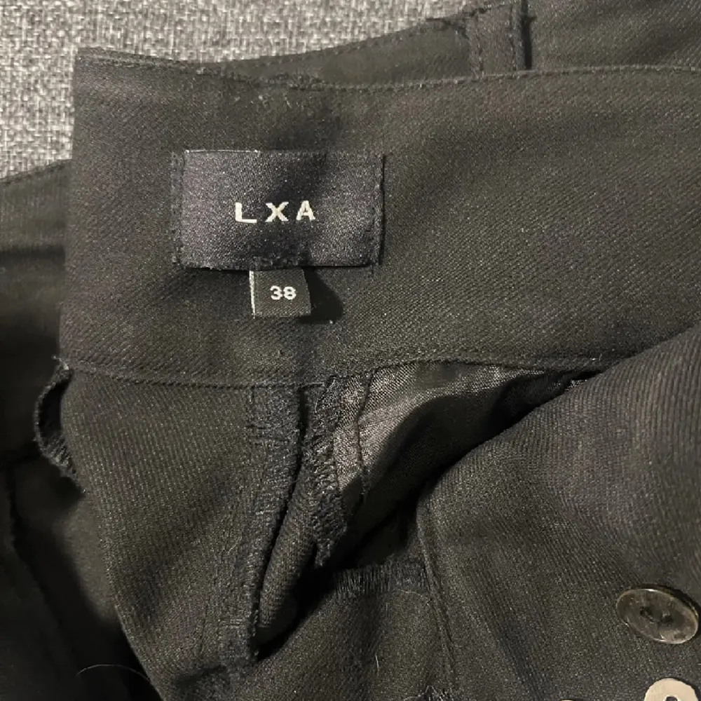 Kostymbyxor från LxA i strl 38. Knappt använda och i mycket fint skick🫶🏼 nypris 899kr, mitt pris 500🌟. Jeans & Byxor.