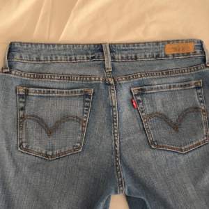 Säljer dessa as snygga low waist levis bootcut jeans pga att de blivit förstora för mig tyvärr 🩷  Midjemått: 78 innerbenslängd: 82  Jag är 165