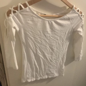 Vit tröja - Inga defekter utom att lappen inuti e bort klippt 