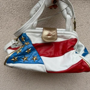 USA väska  - Skit cool väska, köot secondhand men används inte så mycket. Skicka medelande för frågor eller fler bilder! 💞