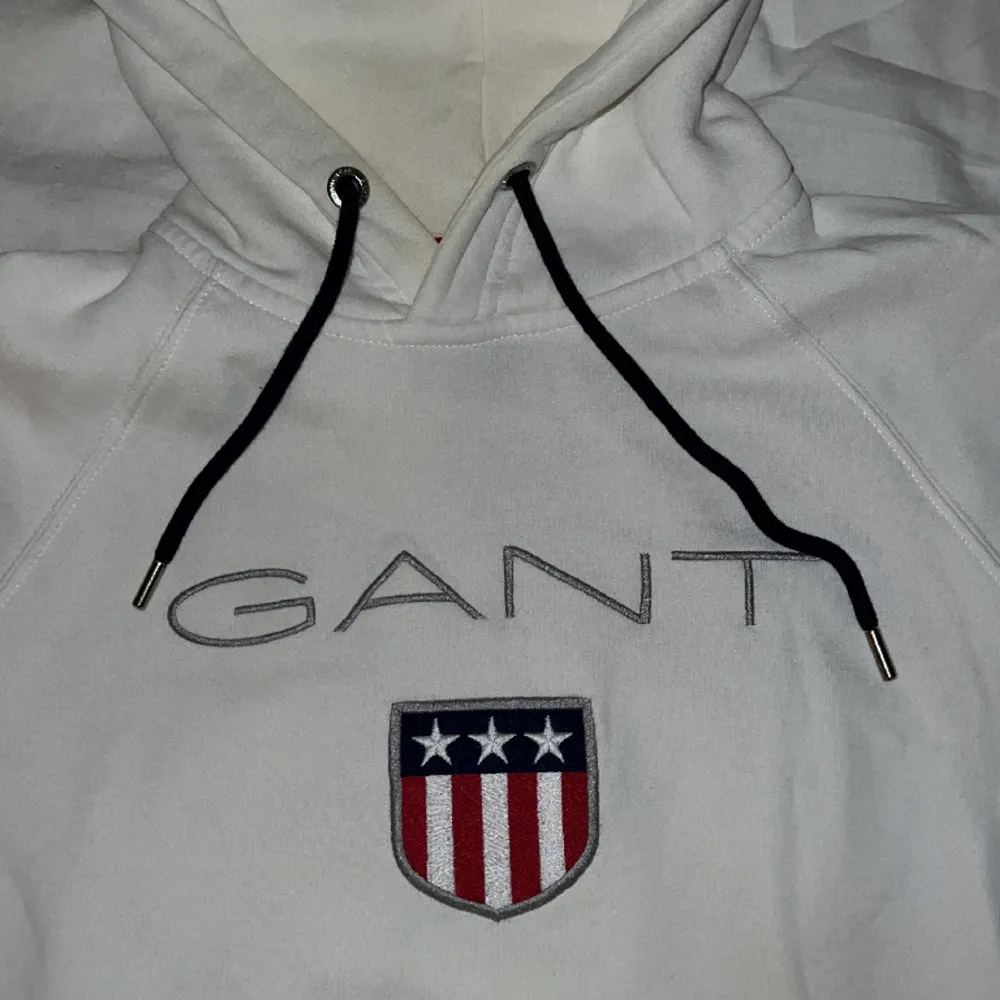 Säljer min vita gant tröja då den inte kommer till användning. Vit Gant tröja storlek s  Inga tecken på slitage fint skick!  Storlek s. Hoodies.