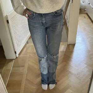 Lågmidjade zara jeans  - Snygga lågmidjade bootcut jeans från zara med coola detaljer och  i jättebra skick då de inte kommit till användning! 💟
