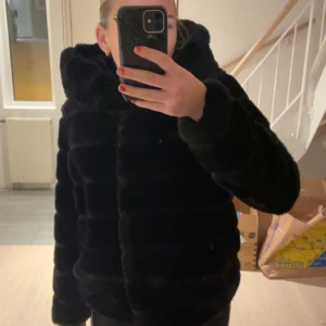 Pälsjacka - Säljer min jättefina pälsjacka, aldrig använd ❤️ bara att höra av er vid frågor eller fler bilder! Väldigt bra skick❤️