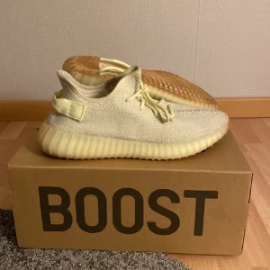 Yeezy 350 butter fint skick! - Säljer mina yeezys som inte används. Fint skick inte mer tecken på slitage än sulan på skon. Köpta på adidas hemsida. 