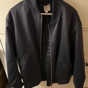 Blå bomberjacka  - Slutsåld blå bomberjacka från H&M❣️