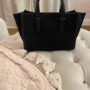 Zara väska - Säljer en super fin zara väska som tyvärr aldrig kommit till användning