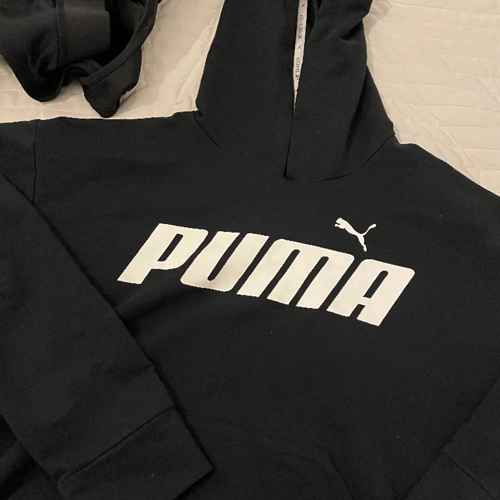 Svart pumatröja. Knappast använd. Croppad i längden❣️. Hoodies.