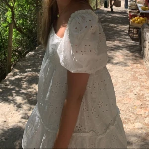 Vit spetsklänning  - Vitspetsklänning från H&M