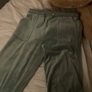 Juicy byxor - Säljer dessa i barn storlek 12/13 år är det. Tryck ej på köp direkt skriv priv!!