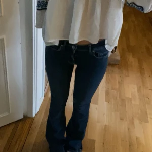 Lågmidjade jeans - Lägger upp dessa jeans igen då det blev fel sist jag la upp. Hör av er vid frågor🩷de säljs inte längre så säljer vid bra pris!  