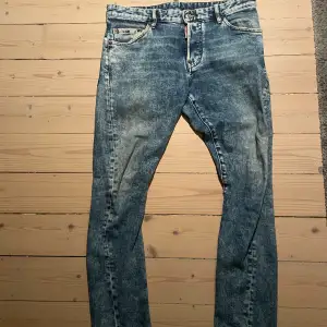 Väldigt cleana och basic ds2 jeans som passar t de mesta. Finns att hämta i Malmö eller frakta, hör av er vid intresse mvh