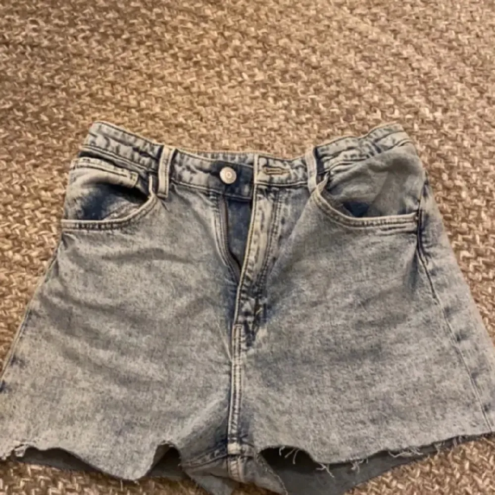 Short från H&M, storlek 164. Rå kant men kan vikas upp (kolla första bilden). Bra använda men i fint skick. Tror nypriset var 200 ish men säljer för 20.. Shorts.