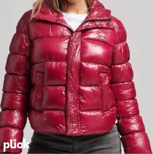 Superdy jacka - Säljer min röda superdry jacka som jag köpte förra året! Superfin jacka som gör outfiten lite roligare, Jackan är knappt använd