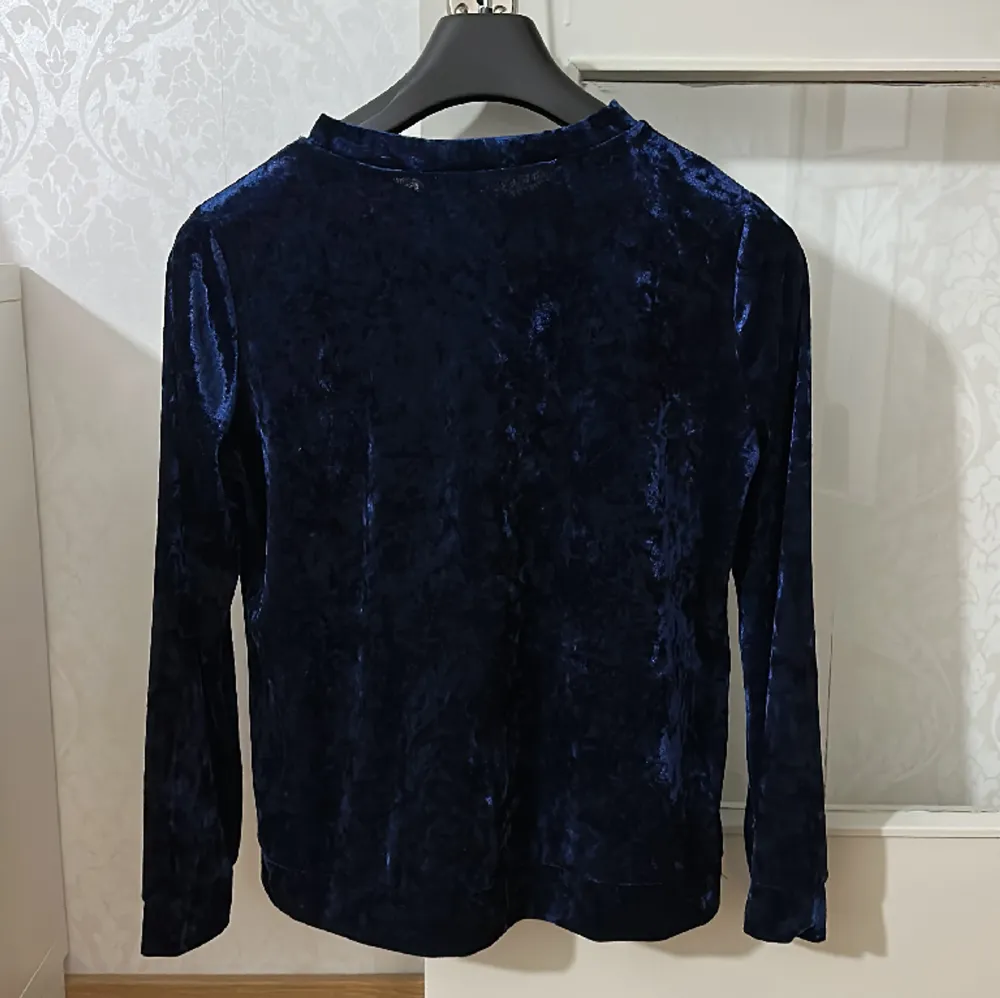 Blå velvet tröja skön och fin. Storlek S/M . Neuletakit & Villapaidat.