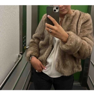 Pälsjacka  - Så trendig pälsjacka i den perfekta färgen och modellen!!! 💖💖