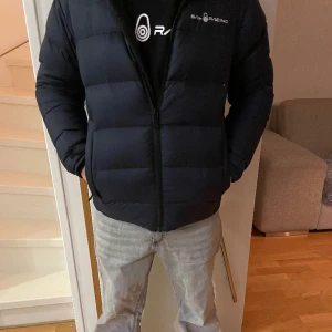 Sail racing jacka  - Tjenare säljer denna feta sail racing Jacka för att jag behöver pengar. Jag köpte den för 2700 och säljer den för 1600 den är köpt på kidsbrandatore. Skriv om ni är intresserade 