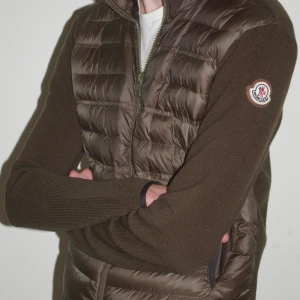Grön moncler cardigan - Grön moncler cardigan i fint skick utan defekter  Tveka inte på att höra av er vid frågor!